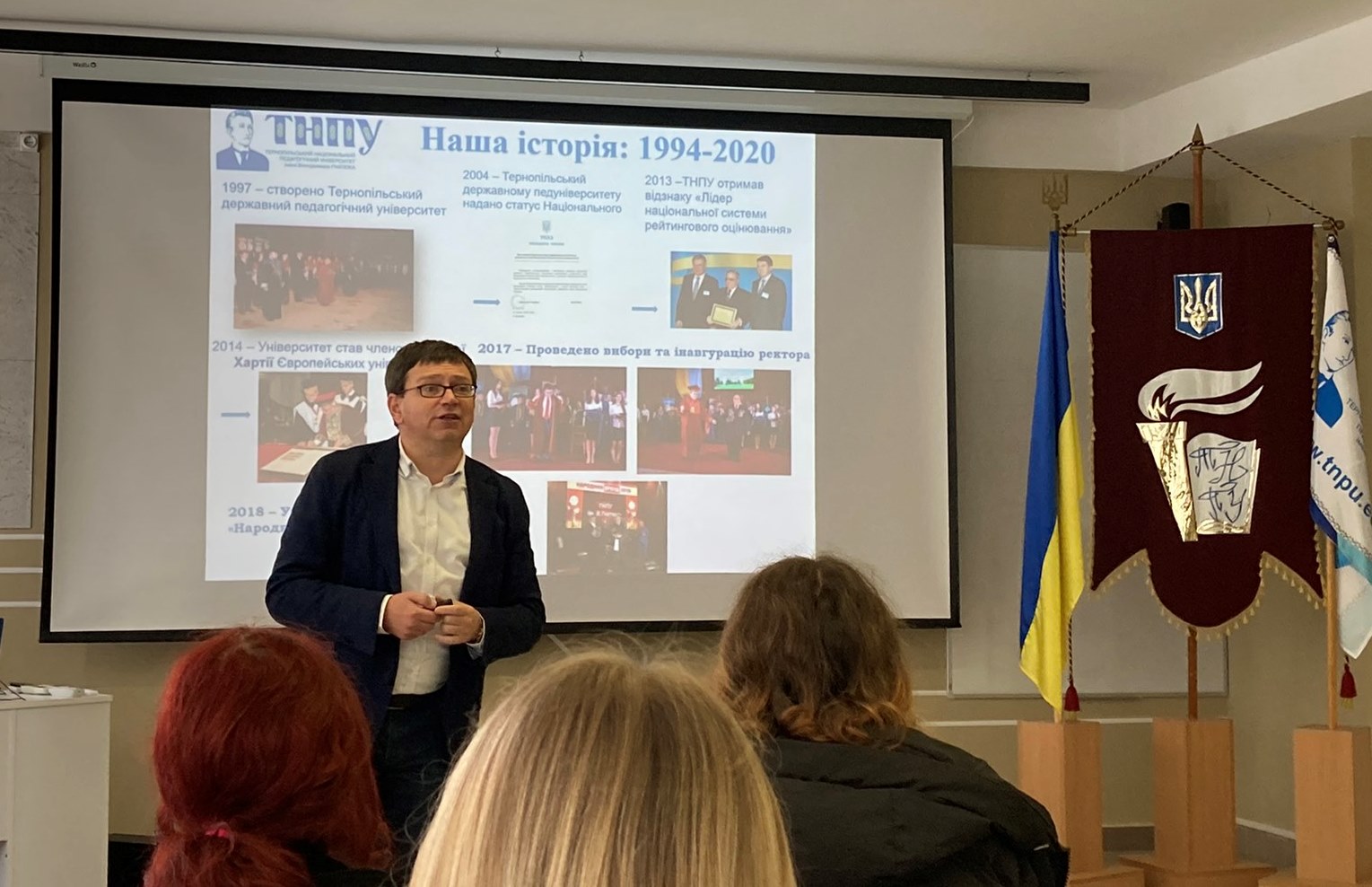 Ректор ТНПУ проф. Б. Б. Буяк розповідає учасникам обміну про історію університету